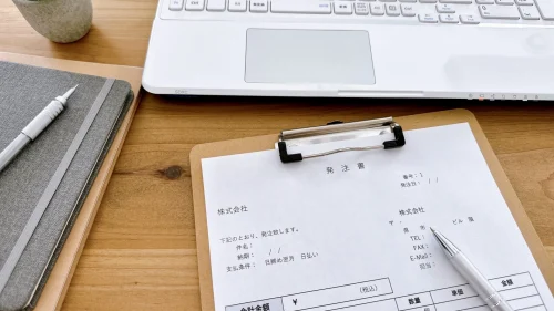 契約に関する業務内容を発注書に記載する様子